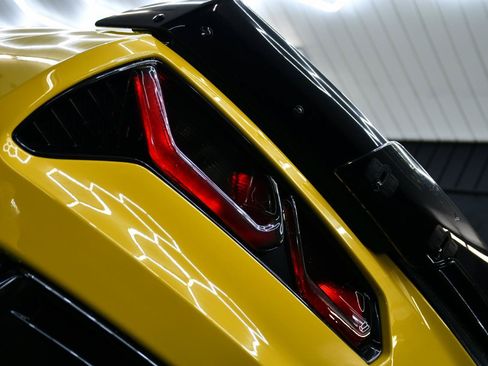 Used 2015 Chevrolet Corvette Z06 w/ 3LZ Preferred Equipment Group RWD image 10