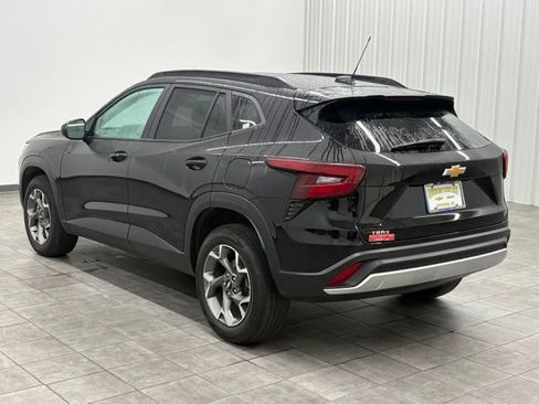 Used 2025 Chevrolet Trax LT w/ Driver Confidence Package FWD image 4