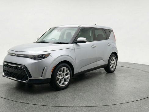 Used 2025 Kia Soul LX w/ LX Technology Package FWD image 3