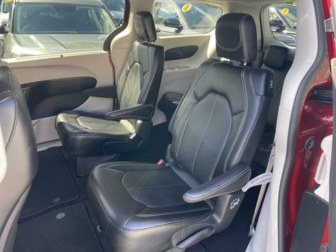 Used 2024 Chrysler Pacifica Touring-L FWD image 37