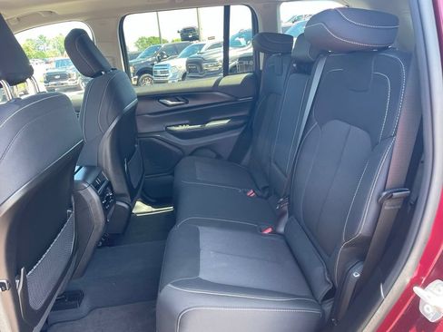 Used 2023 Jeep Grand Cherokee Laredo AWD/4WD image 9
