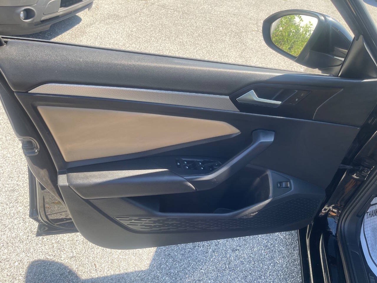 Used 2019 Volkswagen Jetta SE w/ Cold Weather Package FWD image 12