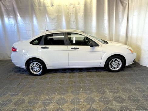 Used 2010 Ford Focus SE image 6