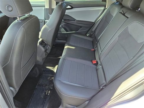 Used 2023 Volkswagen Taos SE image 14