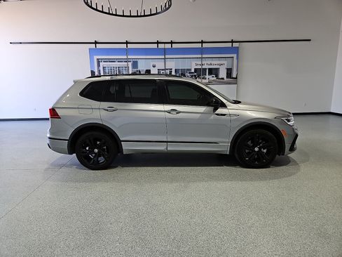 Certified 2024 Volkswagen Tiguan SE R-Line w/ MDO Package, Three-Row FWD image 9