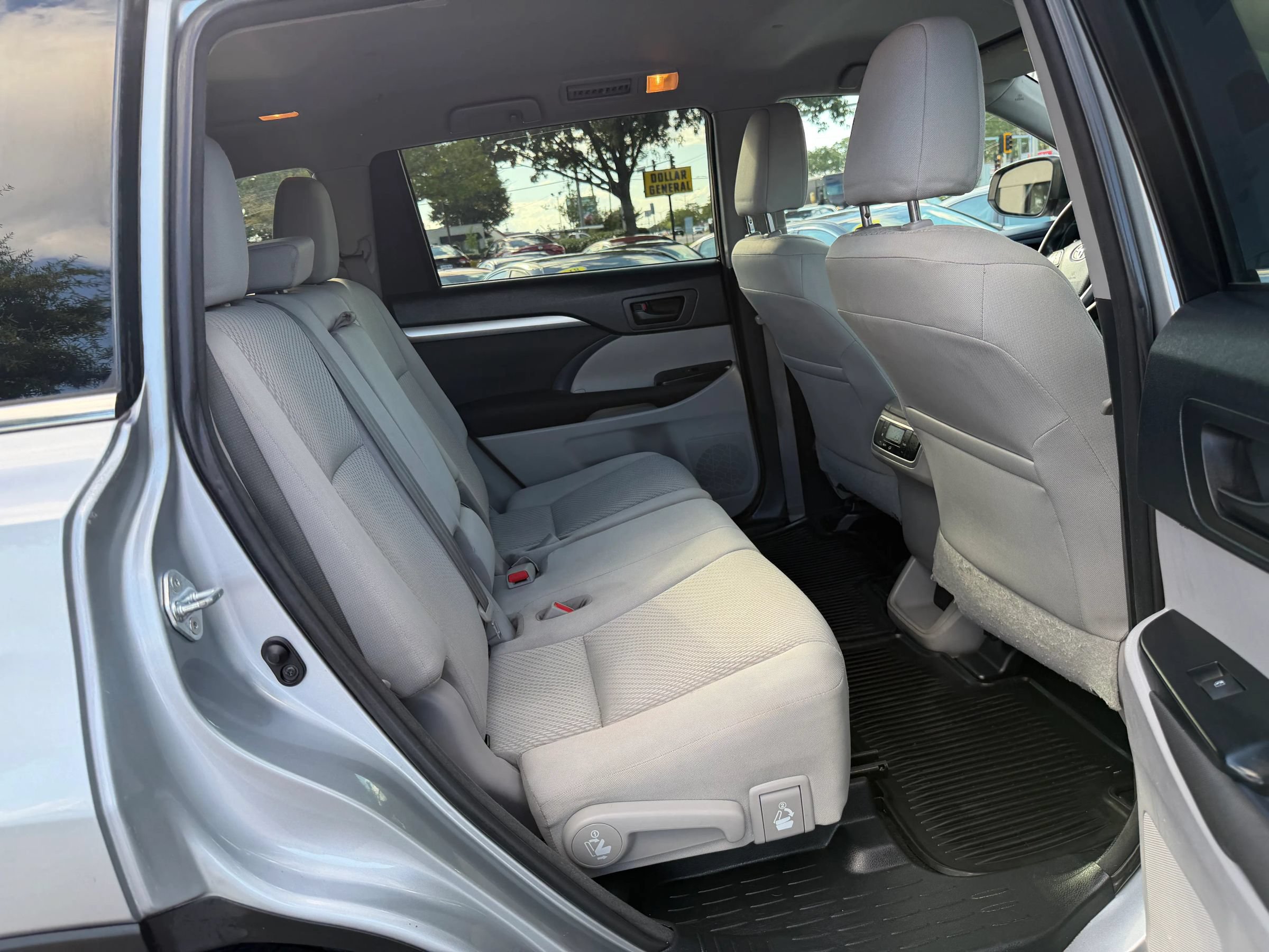 Used 2017 Toyota Highlander LE FWD image 16