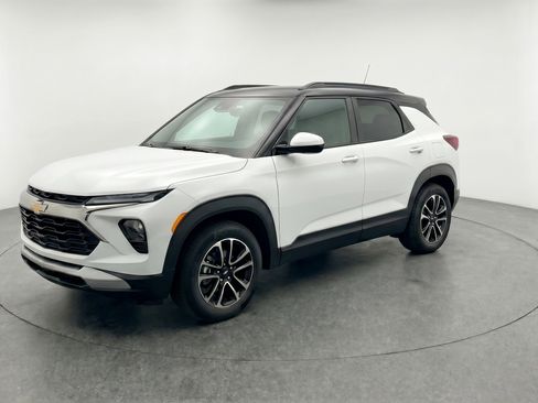 Used 2025 Chevrolet TrailBlazer LT FWD image 3