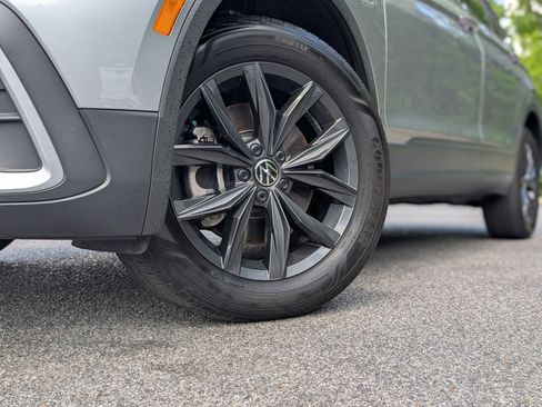 Used 2024 Volkswagen Tiguan SE w/ Panoramic Sunroof Package image 37