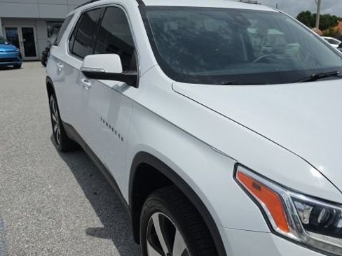 Used 2021 Chevrolet Traverse LT w/ LT Premium Package FWD image 2