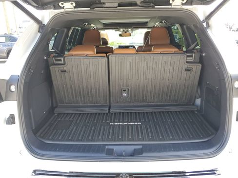 Used 2022 Toyota Highlander Platinum AWD/4WD image 9