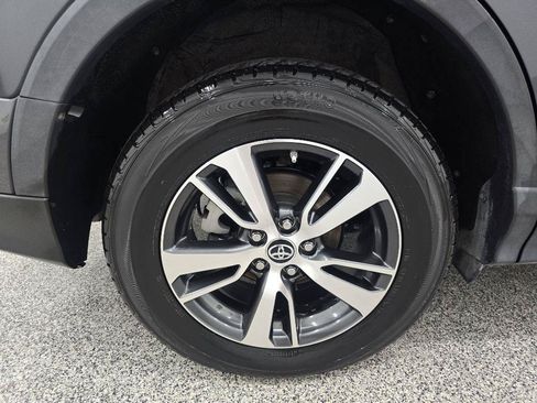 Used 2018 Toyota RAV4 XLE AWD/4WD image 34