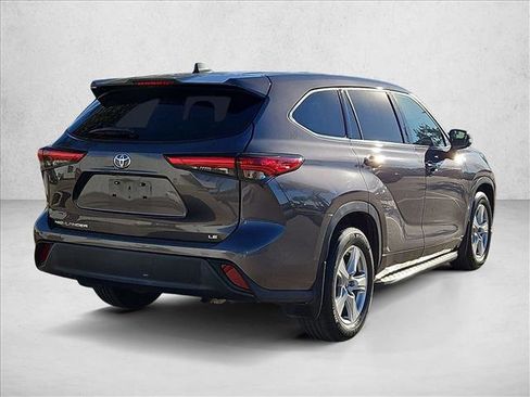 Certified 2022 Toyota Highlander LE image 5