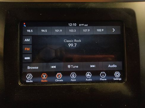 Used 2019 Jeep Cherokee Latitude Plus FWD image 25