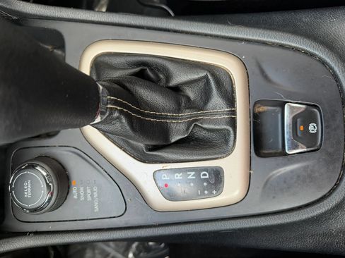 Used 2015 Jeep Cherokee Latitude w/ Cold Weather Group AWD/4WD image 22