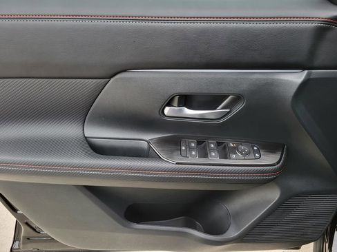 Used 2025 Nissan Kicks SR image 17