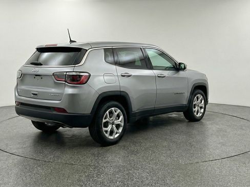 Used 2025 Jeep Compass Latitude image 9
