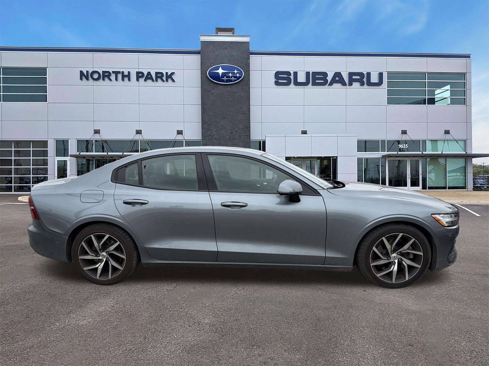 Used 2019 Volvo S60 T5 Momentum w/ Premium Package FWD image 2