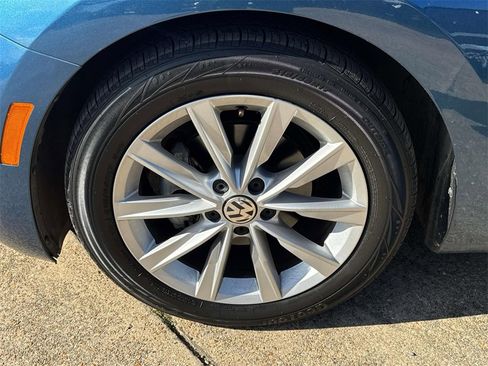 Used 2019 Volkswagen Beetle 2.0T SE image 6