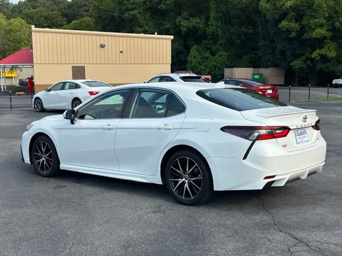 Used 2022 Toyota Camry SE w/ Convenience Package FWD image 3