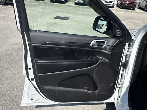Used 2020 Jeep Grand Cherokee Altitude RWD image 14