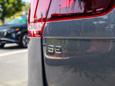 Used 2022 Volkswagen Tiguan SE w/ Panoramic Sunroof Package AWD/4WD image 15