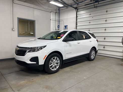 Used 2024 Chevrolet Equinox LS w/ LS Convenience Package image 1