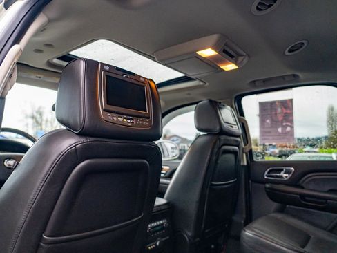 Used 2014 Cadillac Escalade Platinum image 17