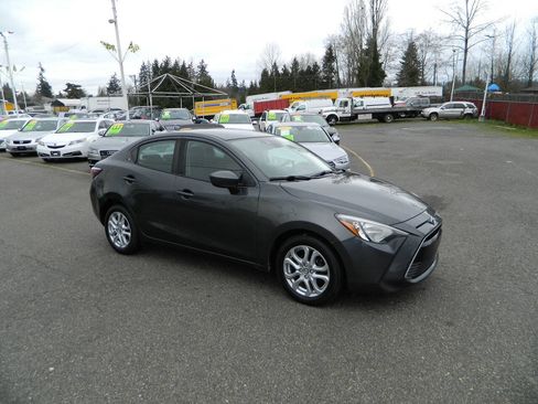 Used 2017 Toyota Yaris iA image 2
