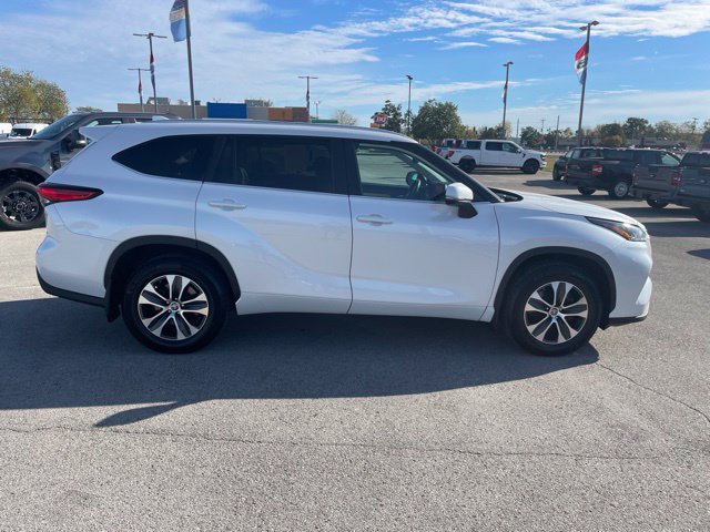 Used 2023 Toyota Highlander XLE AWD/4WD image 13