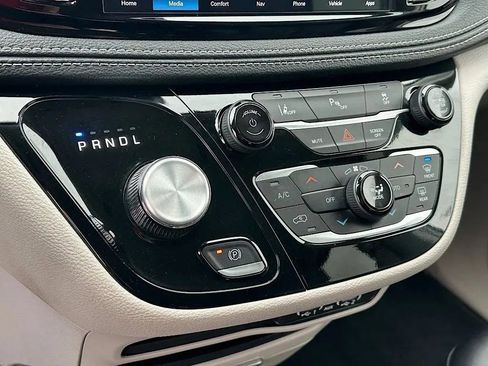 Used 2024 Chrysler Pacifica Select image 27