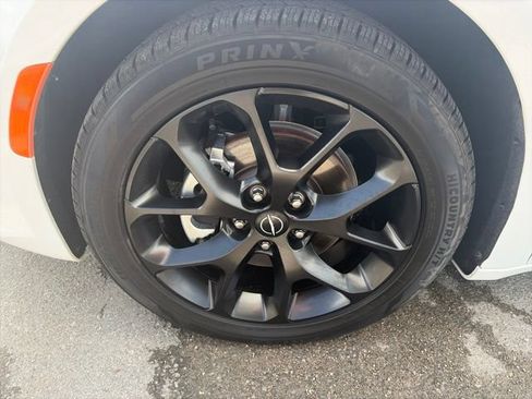 Used 2025 Chrysler Pacifica Limited FWD image 10