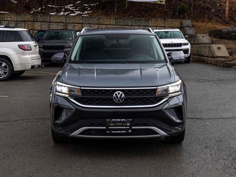 Used 2022 Volkswagen Taos SE image 2