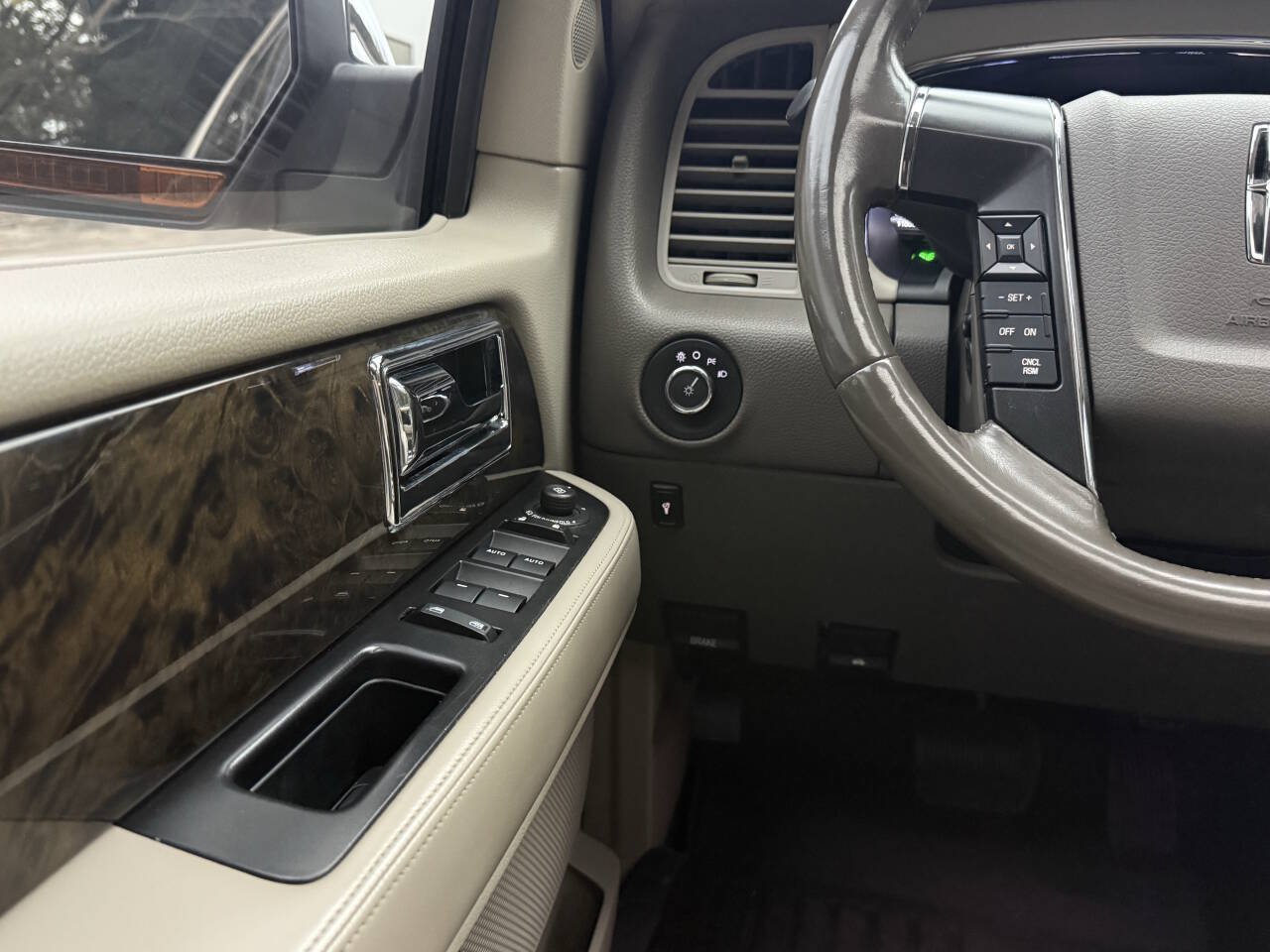 Used 2015 Lincoln Navigator 2WD image 19