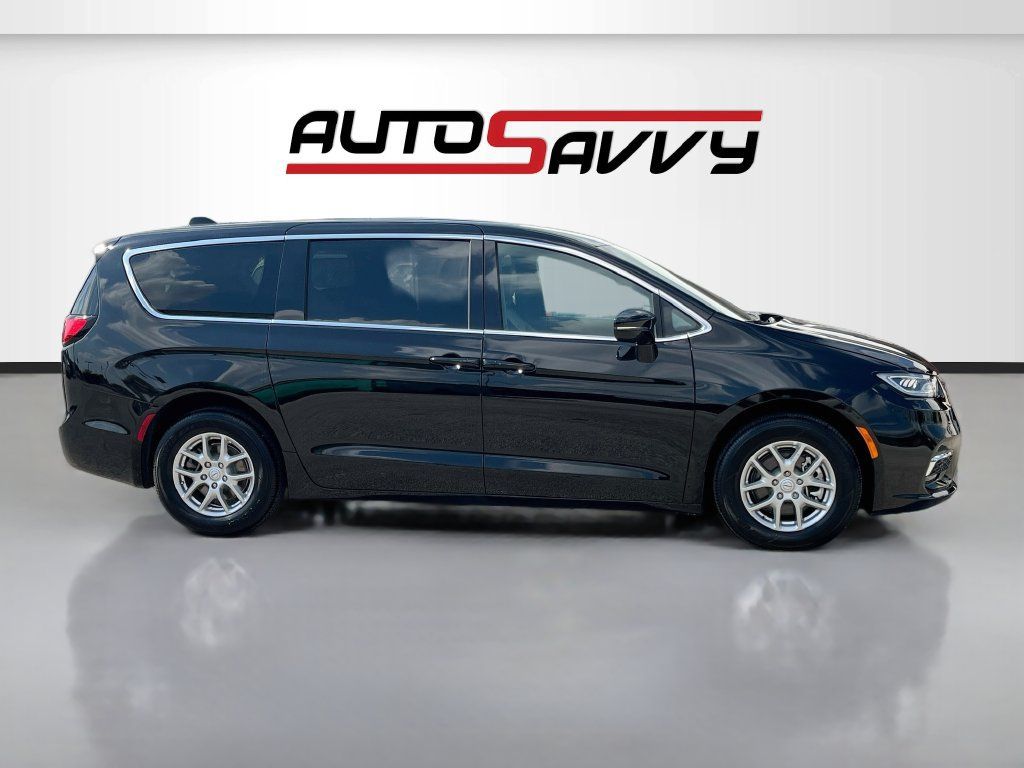Used 2026 Chrysler Pacifica Select FWD image 8