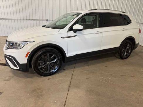 Certified 2022 Volkswagen Tiguan SE image 2