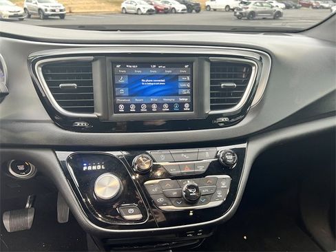 Used 2019 Chrysler Pacifica Touring Plus w/ S Appearance Package image 33