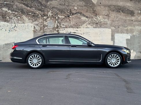 Used 2022 BMW 740i image 3