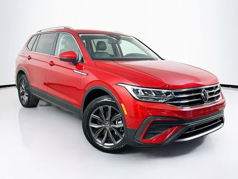 Used 2024 Volkswagen Tiguan SE FWD image 1