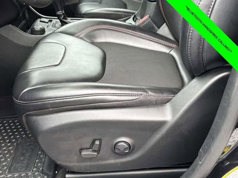 Used 2022 Jeep Cherokee Trailhawk image 5