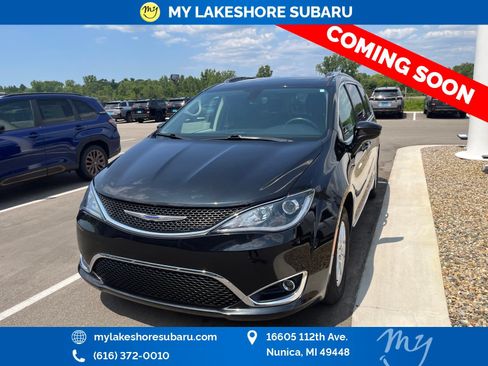 Used 2020 Chrysler Pacifica Touring-L FWD image 3