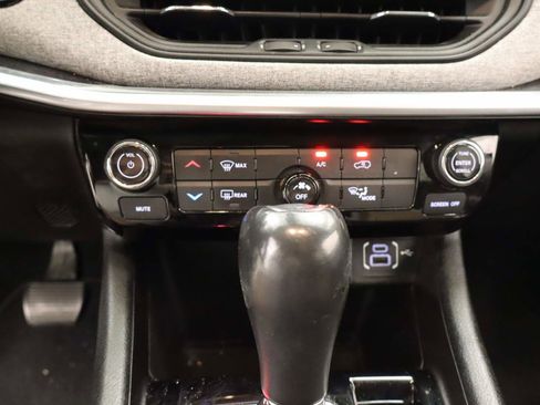 Used 2022 Jeep Compass Latitude FWD image 9