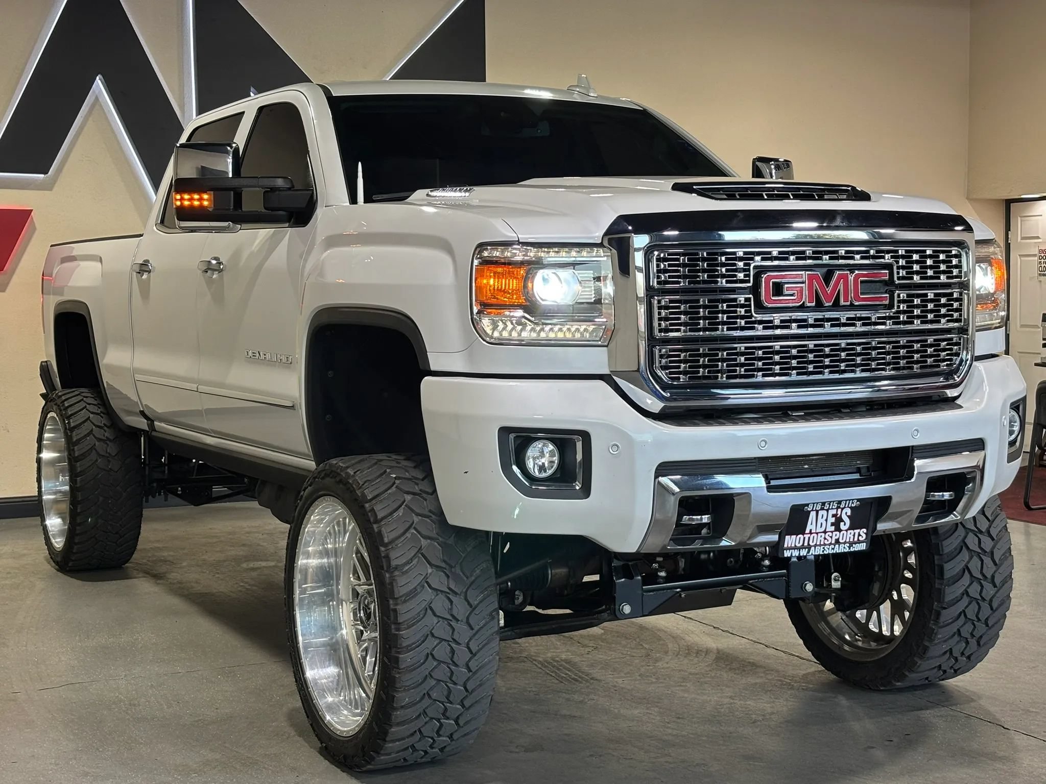 Used 2019 GMC Sierra 2500 Denali w/ Duramax Plus Package AWD/4WD image 3