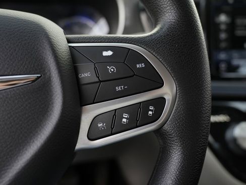 Used 2021 Chrysler Pacifica Touring image 36