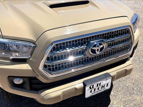 Used 2017 Toyota Tacoma TRD Sport AWD/4WD image 30