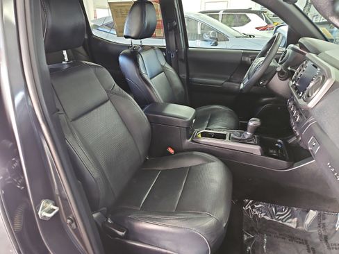 Used 2021 Toyota Tacoma TRD Off-Road w/ TRD Premium Off Road Package image 10