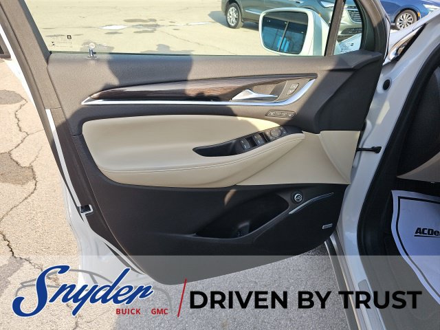 Used 2018 Buick Enclave Premium w/ Experience Buick Package FWD image 12