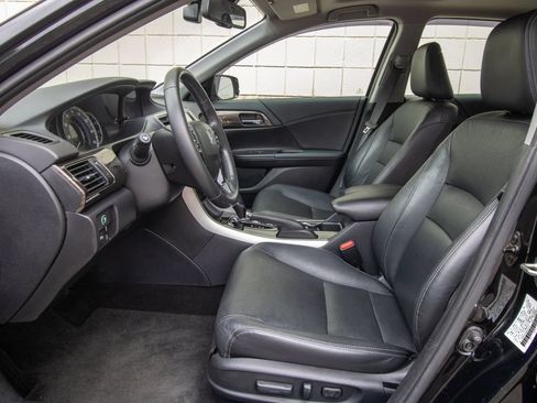 Used 2017 Honda Accord Touring image 13