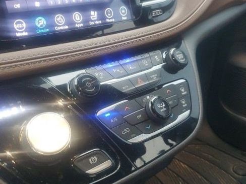 Used 2020 Chrysler Pacifica Limited w/ Advanced Safetytec Group FWD image 11