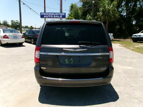 Used 2015 Chrysler Town & Country Limited FWD image 8