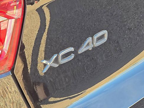 Certified 2025 Volvo XC40 B5 Core image 12